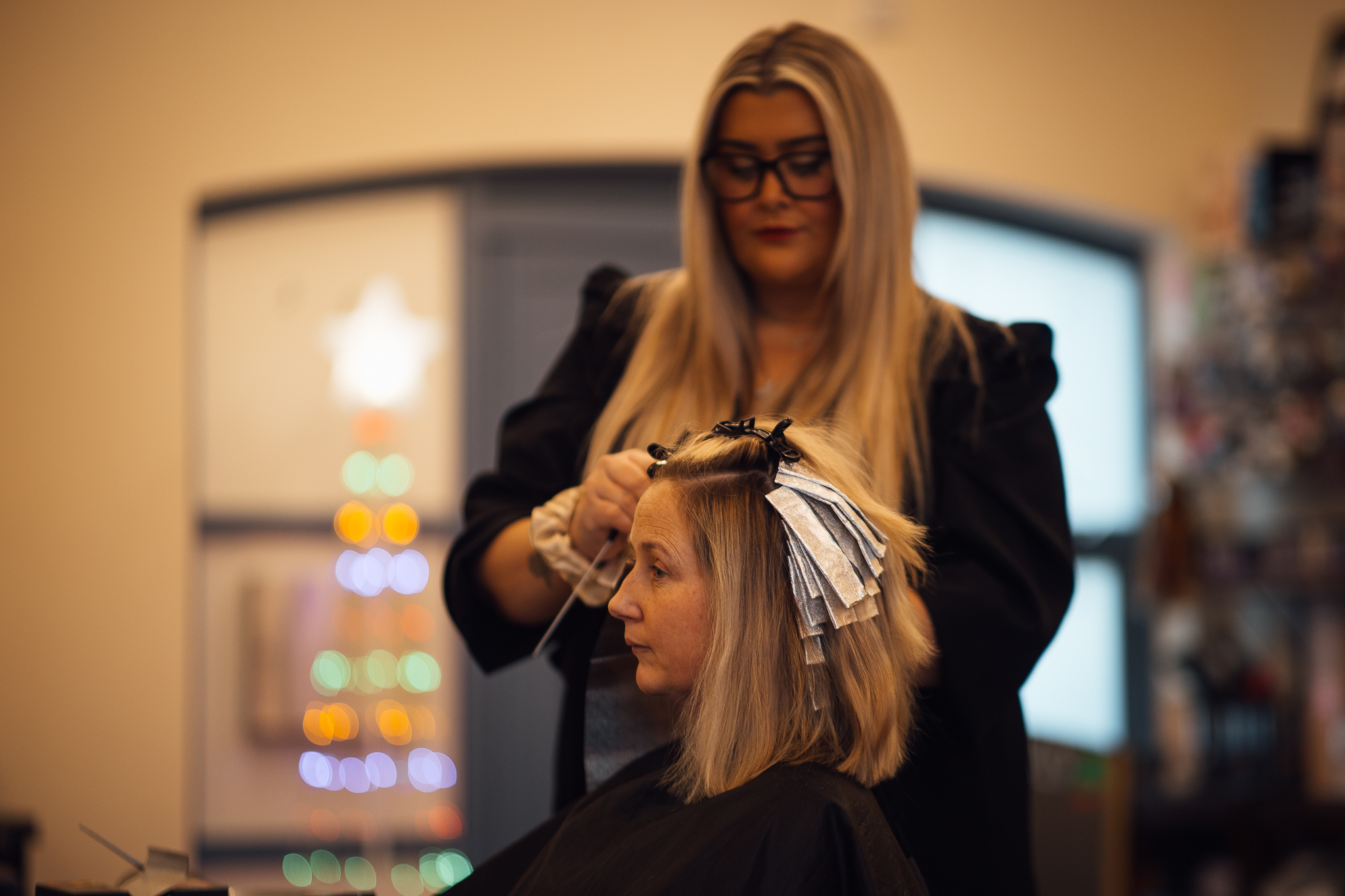 Woman getting her haircut at Renatus